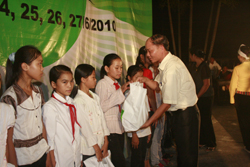 Song song với các hoạt động giới thiệu sản phẩm, chương trình đã trao 60 suất quà cho các em học sinh nghèo 2 huyện Lạc Sơn và Kim Bôi